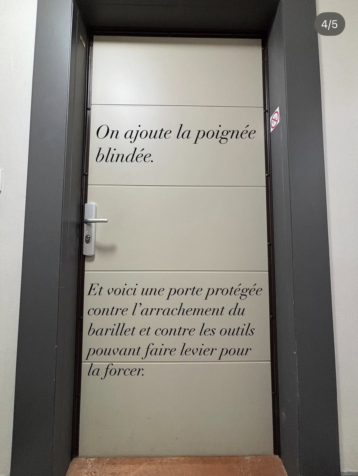 Après installation : poignée blindée A2P et porte protégée.